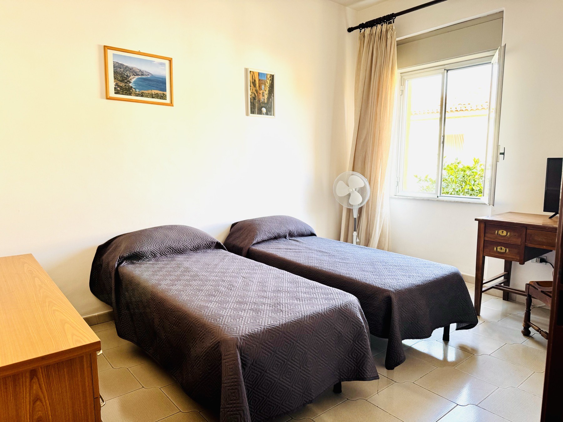 Bedroom with two single beds