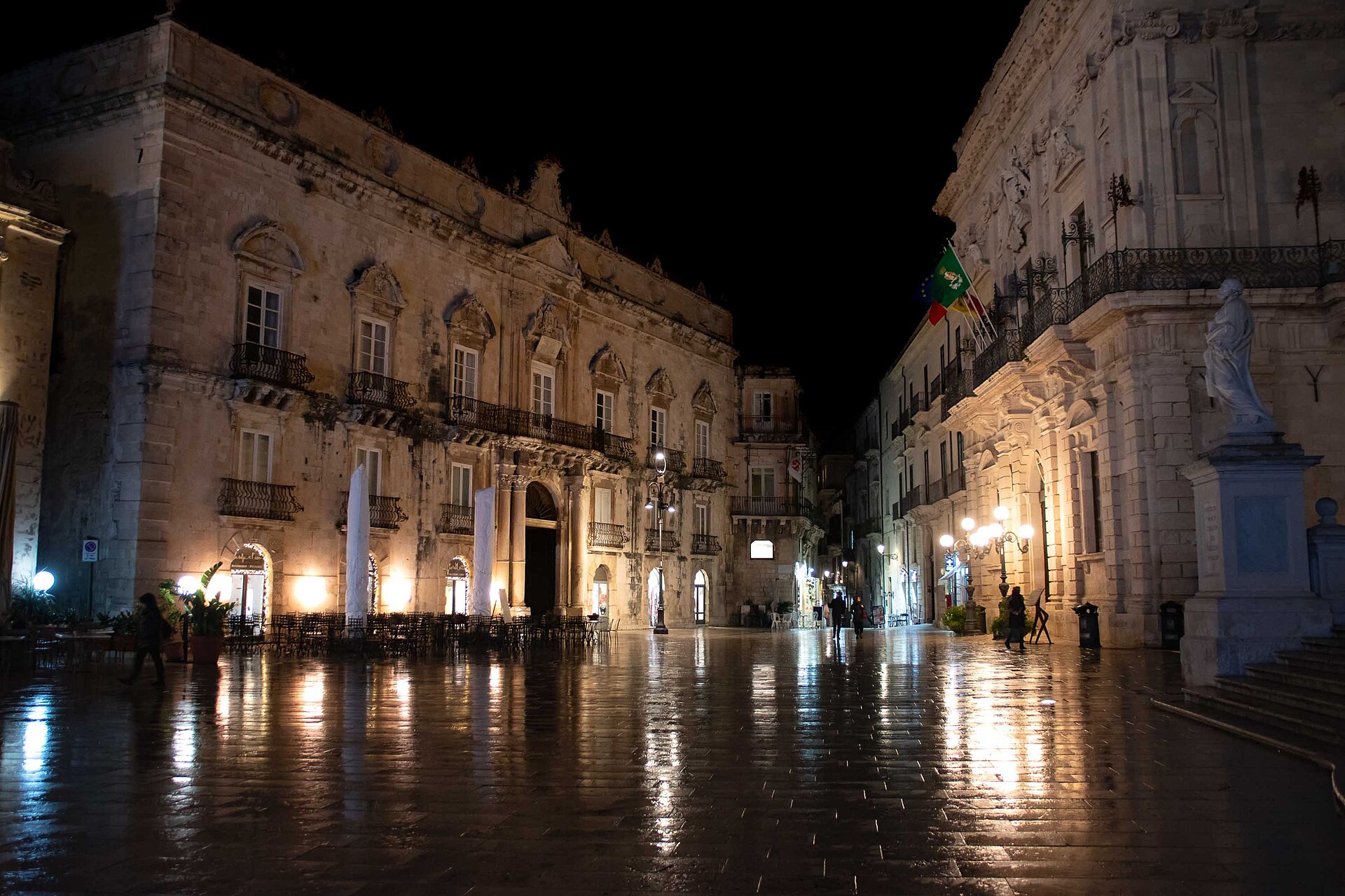 Piazza Duomo and the Baroque cathedral on Ortigia in Syracuse